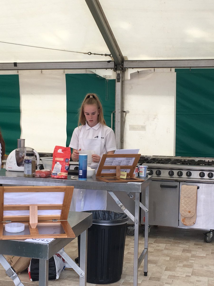 Y cystadlu wedi dechrau i ni eleni! Pob lwc Ella Mai. The competing has started at the <a href="/Urdd/">Urdd Gobaith Cymru</a>. Good luck Ella Mai!