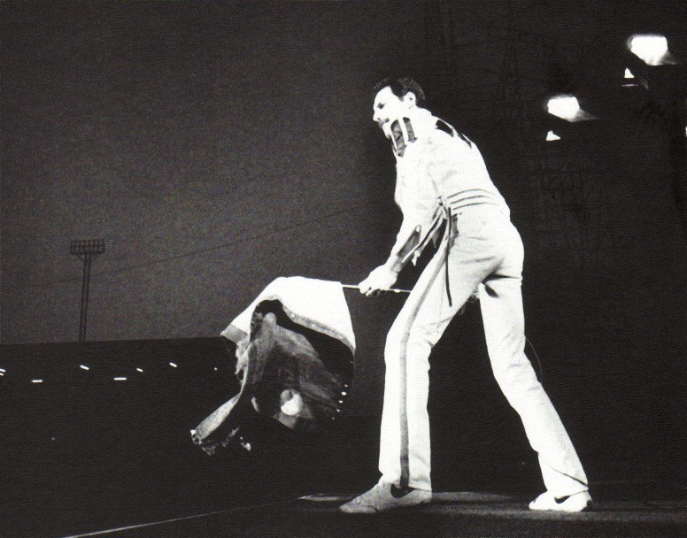 Farrokh_Mercury's tweet photo. +++ FREDDIE'S SPEAK BOX +++
On this night, on May 29th, 1982, start @QueenWillRock their 1982 #HotSpace UK Tour, with the opening night in #Leeds. 🇬🇧
The four celebrate with the crowd in Leeds #EllenRoad. 🇬🇧 https://t.co/poEKBF8zyi