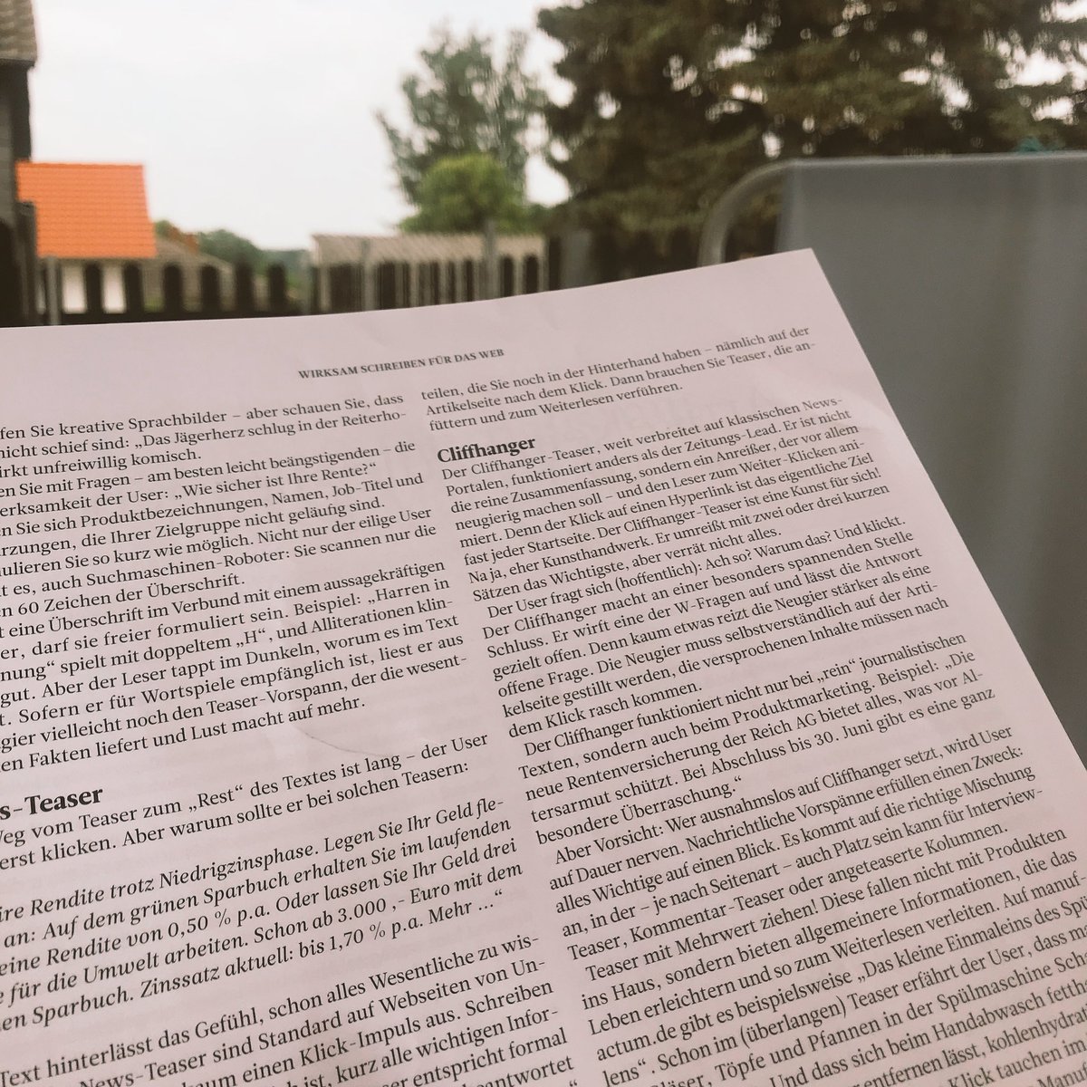 moritzfaller's tweet photo. Unsere Mittagslektüre heute! Vielen Dank an dieser Stelle von Gruppe 17 an @DanielNeuen und @prreport_de für die Unterstützung! #onkomm-editing17 #modphone https://t.co/b2KqhUJGwJ