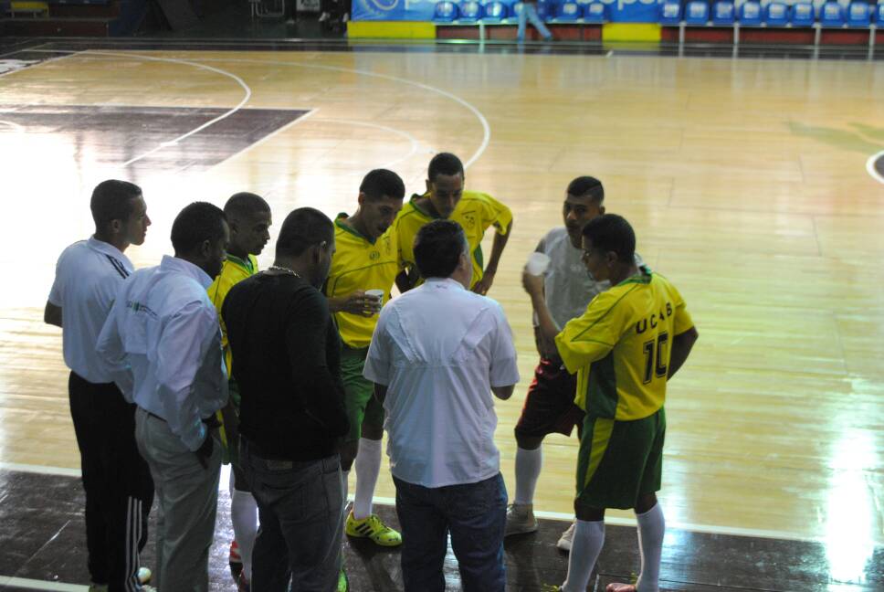 cdeportesucabg's tweet photo. Una mención especial a jugadores y cuerpo técnico encabezada por el Profesor Eulys Aguilera que nos representaron dignamente y mantuvieron en alto a nuestra institución. De esta manera se despide UCAB FUTSAL CLUB de la temporada 2018 de la Liga Superior de Fútbol de Salón . https://t.co/irISLsjbg8