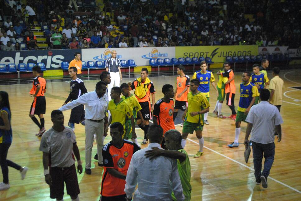 cdeportesucabg's tweet photo. Una mención especial a jugadores y cuerpo técnico encabezada por el Profesor Eulys Aguilera que nos representaron dignamente y mantuvieron en alto a nuestra institución. De esta manera se despide UCAB FUTSAL CLUB de la temporada 2018 de la Liga Superior de Fútbol de Salón . https://t.co/irISLsjbg8