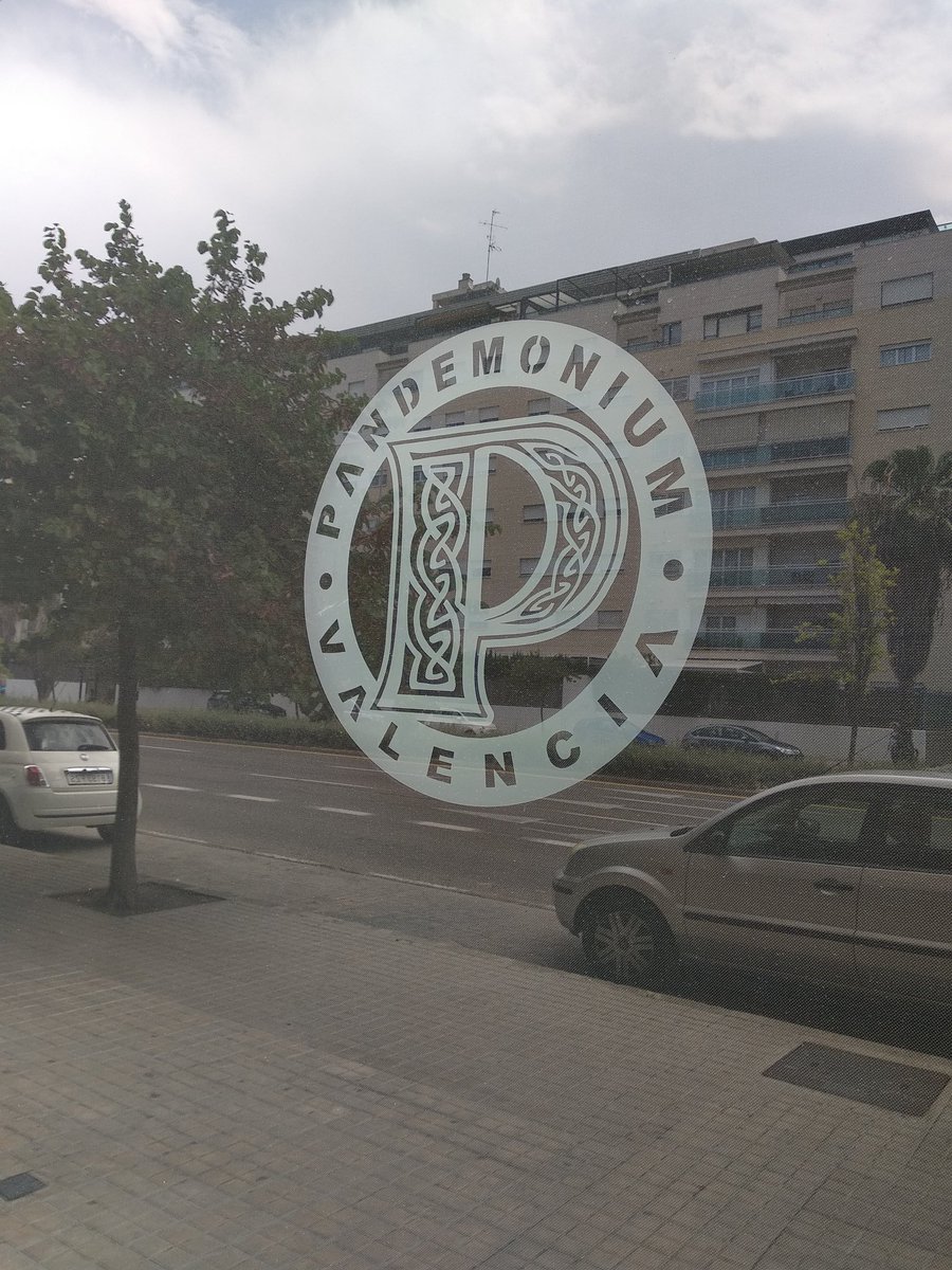 HeCalledMeAC's tweet photo. @ShadowhuntersJA cuando encuentras un pub llamado Pandemonium en tu ciudad... Definitivamente tengo que ir (estaba cerrado y no conseguí ver nada nada de dentro) https://t.co/VKXJv3ZLmS