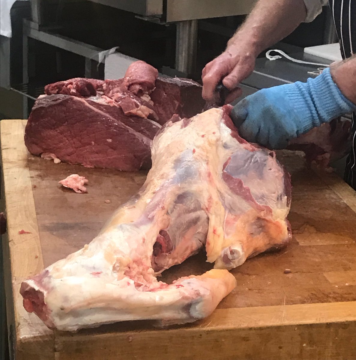 ChefNetworkIRL's tweet photo. Boning out shin beef @dawnmeatsgroup Butcher John Dunne
“always make sure you can see the bone, keep bone to the top”
#ChefNetworkSkillnet #MeatMasterclass https://t.co/yVT7CU3u6O