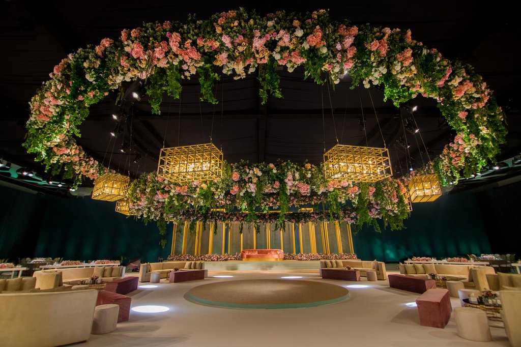 Rose &amp; Greens ~ Stunning floral setup by @twb_events 🌹