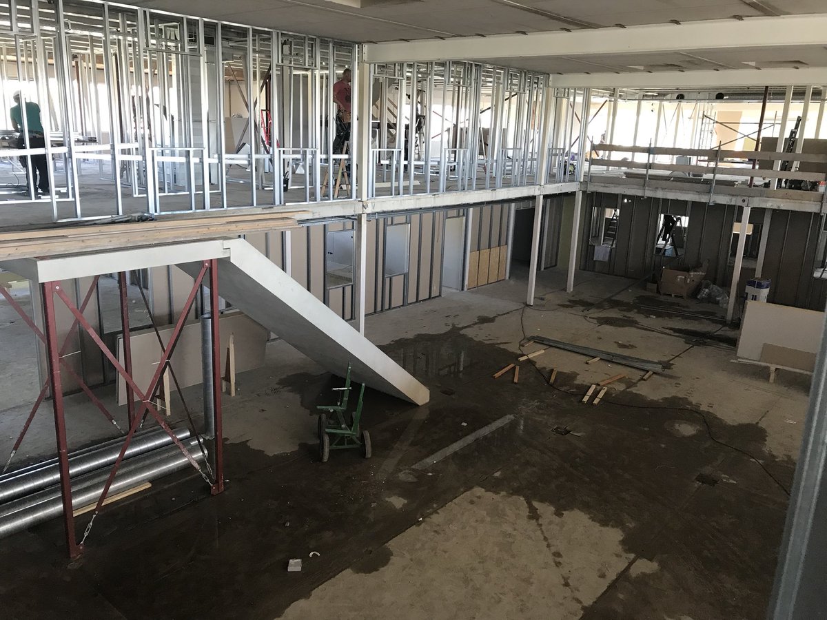 Wauw wat schiet het gebouw al op!! Inkijkje in de aula