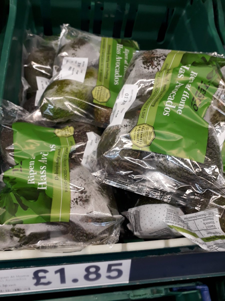 Aquí en Inglaterra encontré palta Hass de Israel a £0.49 cada una ($407) y la misma de Perú a £1,85 el paquete de cuatro ($1537)