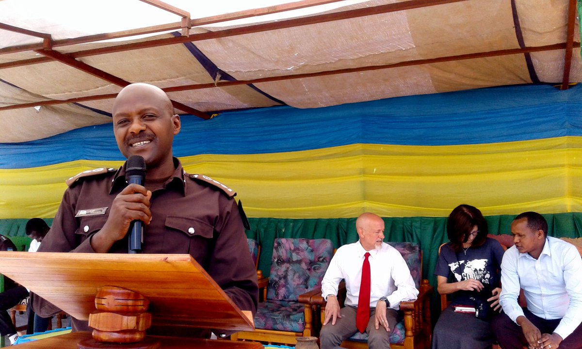 HuyePrison's tweet photo. Kuwa 29/05/2018 Abavugabutumwa baturutse muri America basuye Gereza ya HUYE mu gikorwa kiswe Prison Fellowship maze basangiza Imfungwa n'Abagororwa ijambo ry'Imana ndetse ko kuba bafunze bitabatandukanya n'Iman a nyuma yo kwakirwa n'Umuyobozi mukuru wa Gereza CSP James MUGISHA. https://t.co/wmv9XkKZI4
