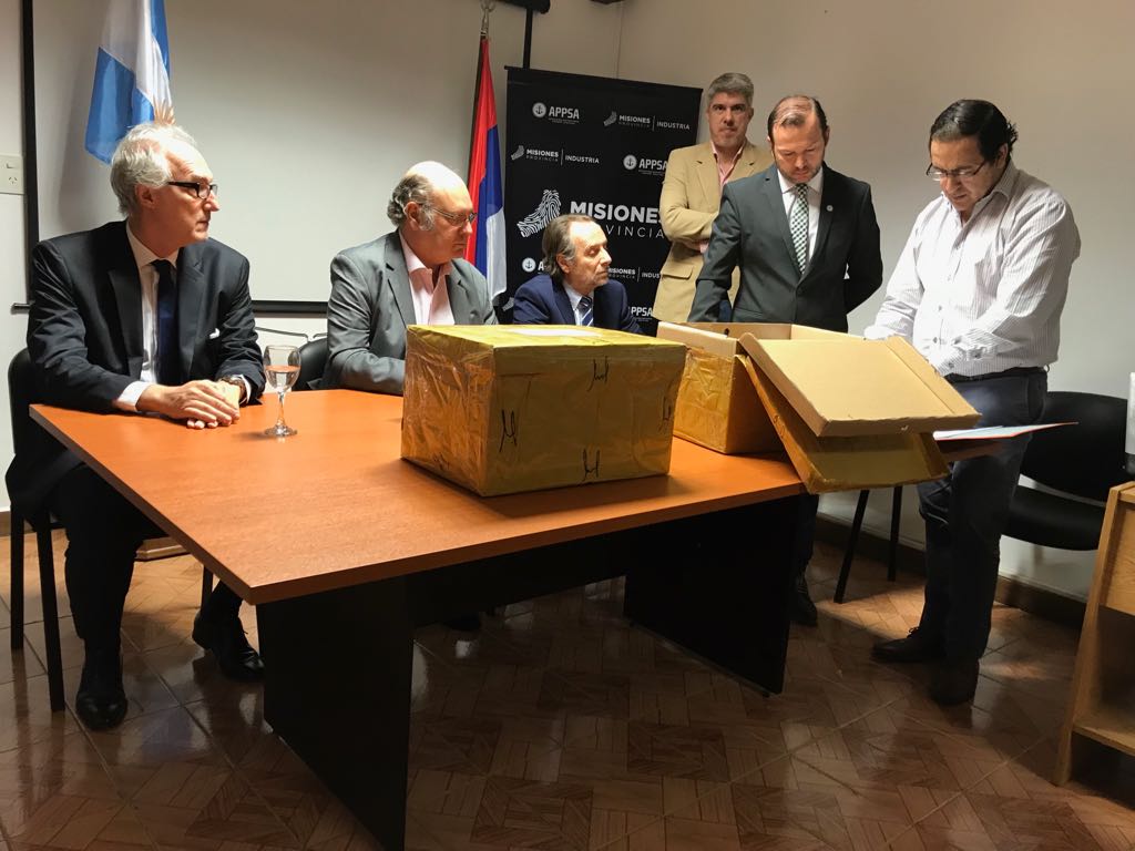 #AHORA Se realizó la apertura de sobres por la licitación de los puertos de Posadas y Santa Ana. Participó el presidente a/c de la CEM <a href="/AleHaene/">Alejandro Haene</a> junto al Min. de Industria de la Prov. <a href="/lichowski/">Luis Lichowski</a>