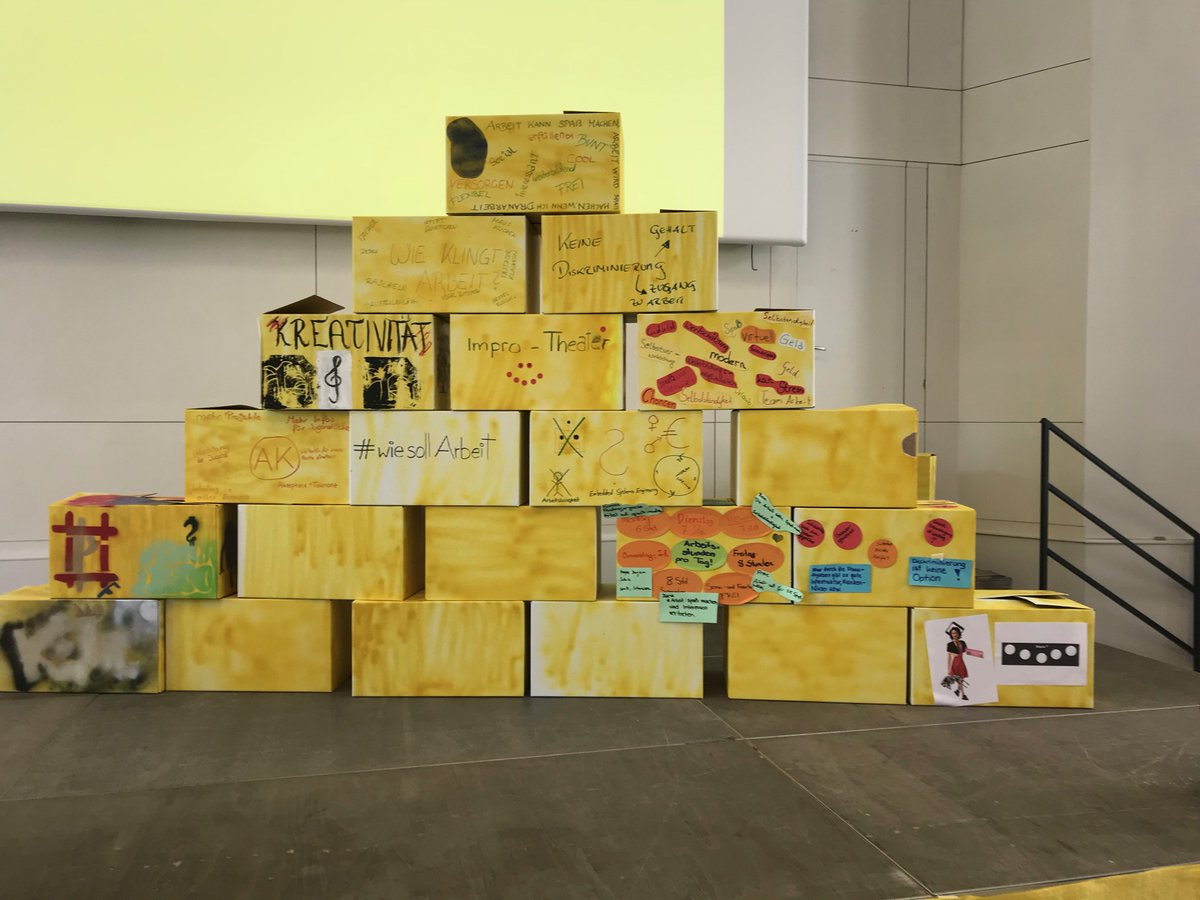 Arbeiterkammer's tweet photo. Die Karton-Pyramide ist fertig! #akyoung #wiesollarbeit https://t.co/YvcKZ2gnho
