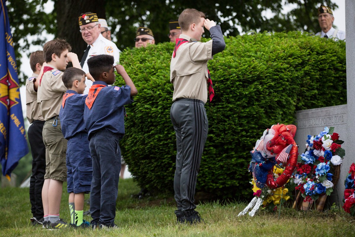 Image of five children saluting a tomb.