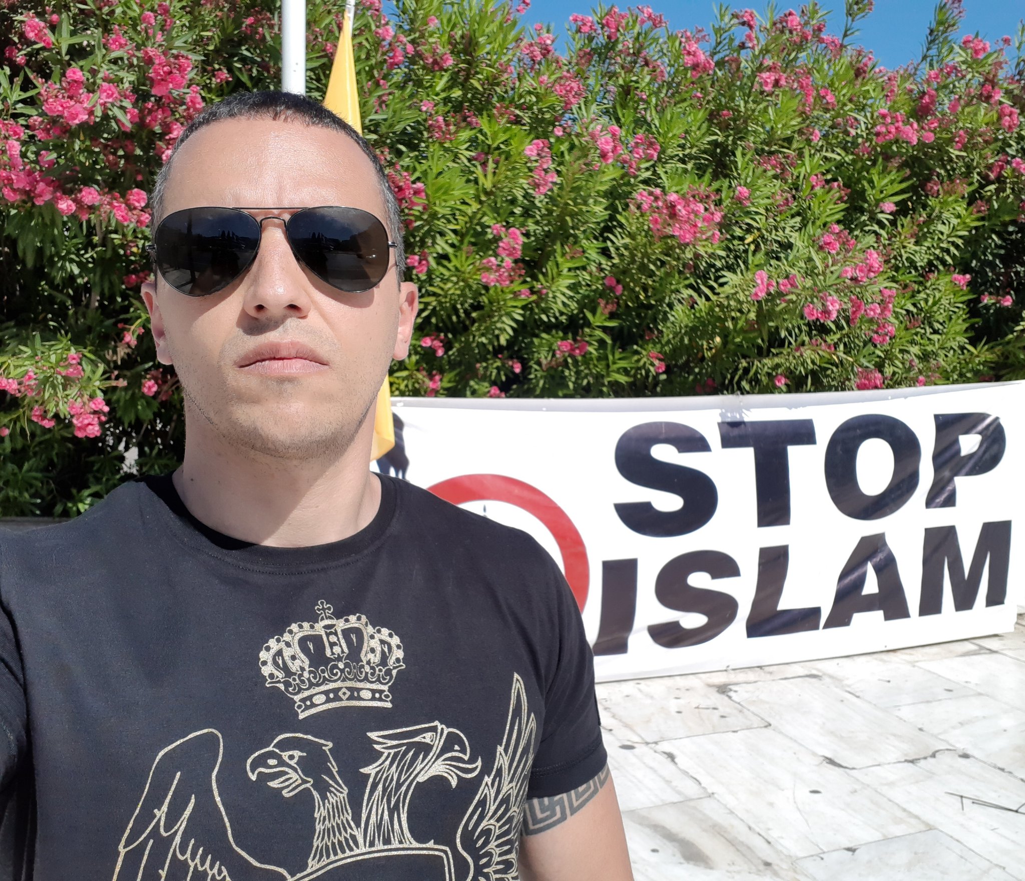 DeXkOGSXkAcmbyD.jpg:large