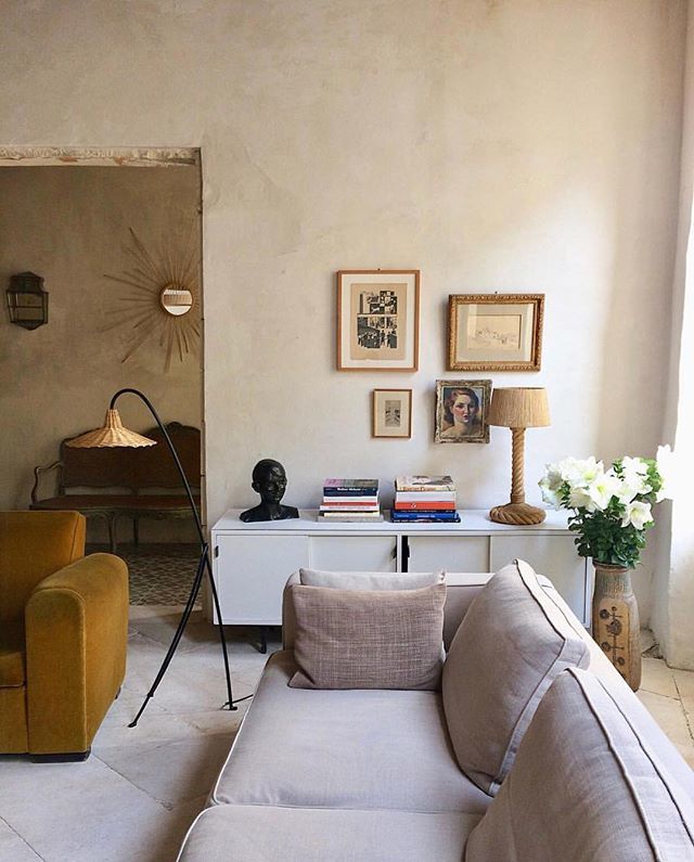 MosssDesign's tweet photo. This cozy corner (and handmade wicker lampshade) has us thinking about curling up with a book for the day. #isitfridayyet . 📷 @ateliervime https://t.co/XodkdJnHob
