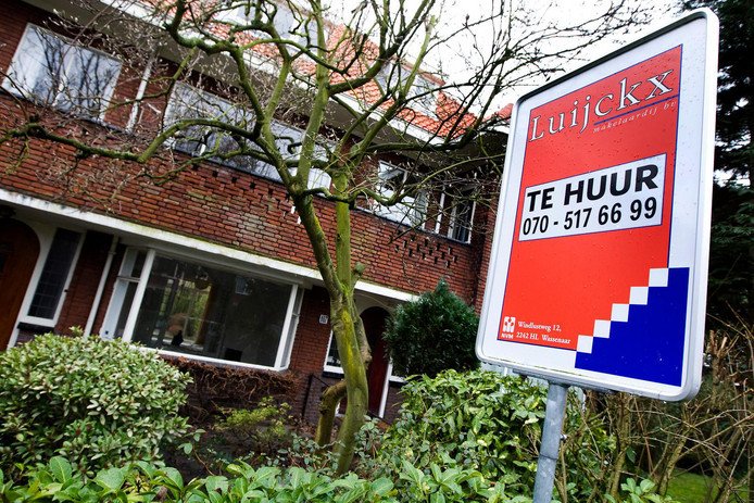 Wie een #woning huurt, gaat er de komende jaren minder op vooruit dan een #huiseigenaar. Door het kabinetsbeleid krijgen huurders maandelijks wel meer te besteden, maar de koopkracht van kopers stijgt twee keer zo hard. Lees meer via <a href="/ADnl/">AD.nl</a>: ad.nl/binnenland/huu…