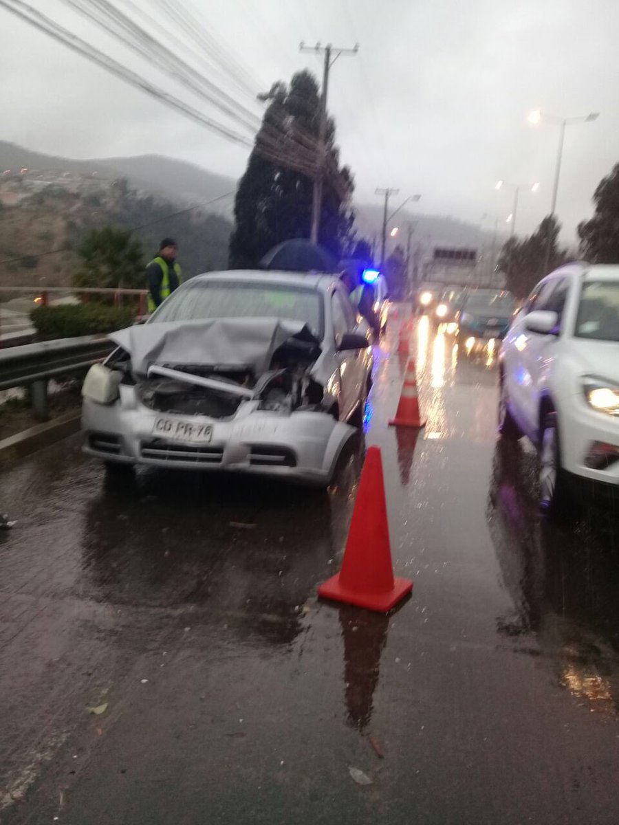 T13's tweet image. 🔴 Minuto a Minuto | Accidente vehicular en Viña del Mar por la intensa lluvia » t13.cl/256612