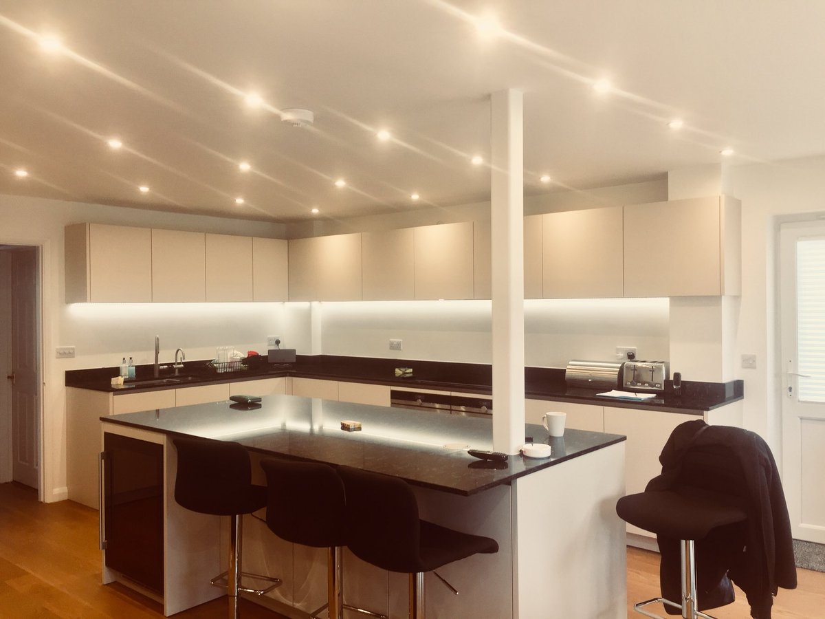 carmelharger's tweet photo. Latest #project #transformation. It’s always so exciting to see what can be achieved in just a few weeks! #Matt #cashmere #kitchen #furniture, @COMPACsurfaces #worktop in #portoro & @SiemensHomeUK #appliances #transformationtuesday #halcyoninteriorsrealkitchens #beaconsfield https://t.co/qWwizN4oO9