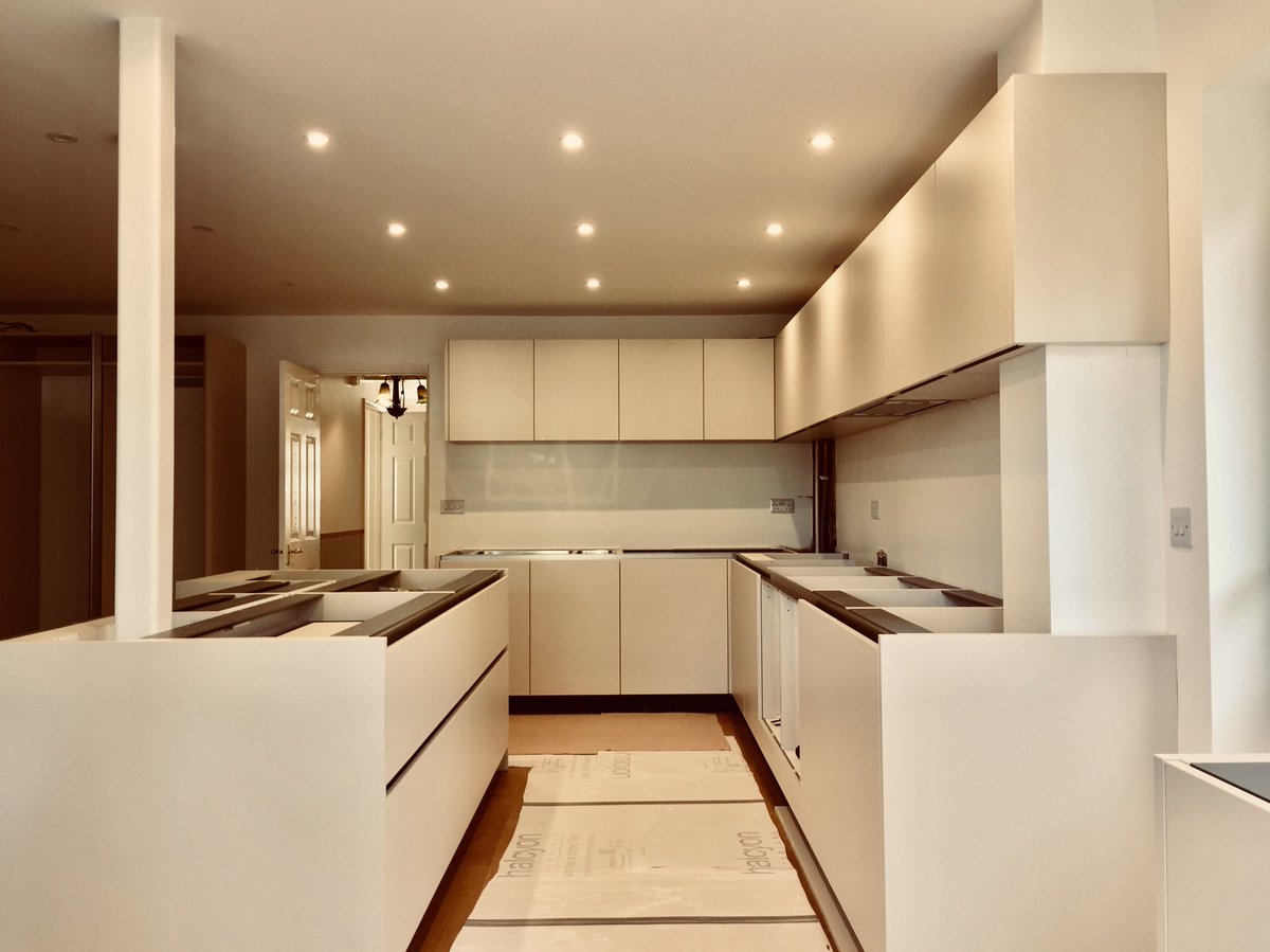 carmelharger's tweet photo. Latest #project #transformation. It’s always so exciting to see what can be achieved in just a few weeks! #Matt #cashmere #kitchen #furniture, @COMPACsurfaces #worktop in #portoro & @SiemensHomeUK #appliances #transformationtuesday #halcyoninteriorsrealkitchens #beaconsfield https://t.co/qWwizN4oO9