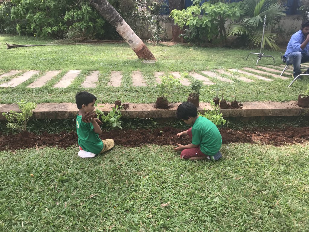 manoranjana's tweet photo. Want Your Kids to Be Responsible and Better Citizens of the world ? Then teach them how to do one #GoodGreenDeed a day. Shun single use plastic, shun plastic straws and stop printing on paper. #BeatPlasticPollution @drharshvardhan @UNEnvironment @moefcc https://t.co/ViYgfR4eX5