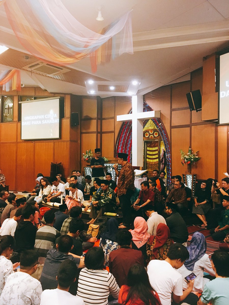 negativisme's tweet photo. pemandangan begini harusnya di setiap wilayah Indonesia,  antar agama saling mengasihi,  bersahabat tak ada ras benci. Damailah Indonesia #IndonesiaNotSyria https://t.co/I8gxAZyvNb