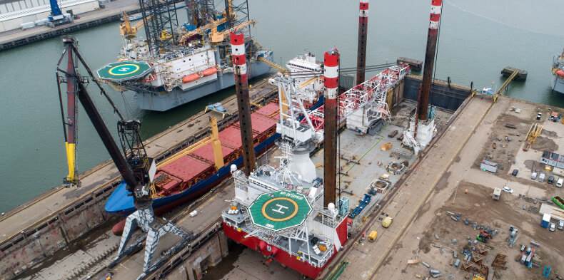 VesselFinder's tweet photo. Refit for Jack-up MPI Enterprise at Damen Verolme Rotterdam
https://t.co/DhHJ6HOLZ6 #Damen #MPIEnterprise #WindTurbineInstallationVessel #MPIOffshore #Vroon https://t.co/PqhJoM9SdA