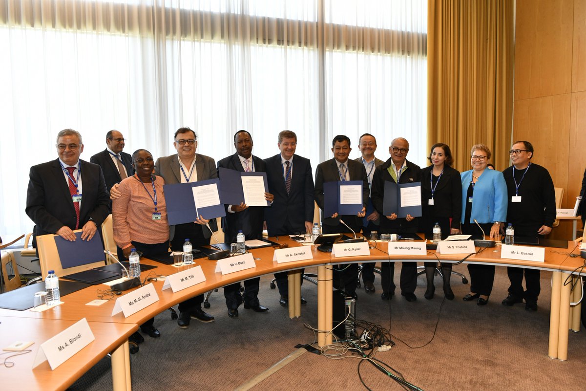 andremh21's tweet photo. Signature today of an agreement by #Unions to protect #migrants workers from Asia/Pacific, Africa, Arab States and the Americas. Good step forward for #DecentWork and #SocialJustice for all.#ILC2018 https://t.co/b1TOaktdAC