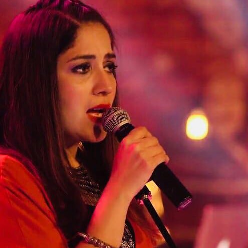 The soulful vocalist, @SamraKhanOfficial won the Best Solo Female 2018 award at #MusicGarage for Pakistan and left people awestruck by her versatile singing capacity! 🔥🎤🌟#SamraKhan #PakistaniSinger
#CokeStudios #NuclearPoweredPakistani
#BadalGayaHaiKP
#Zong4GEverywhere #Israel