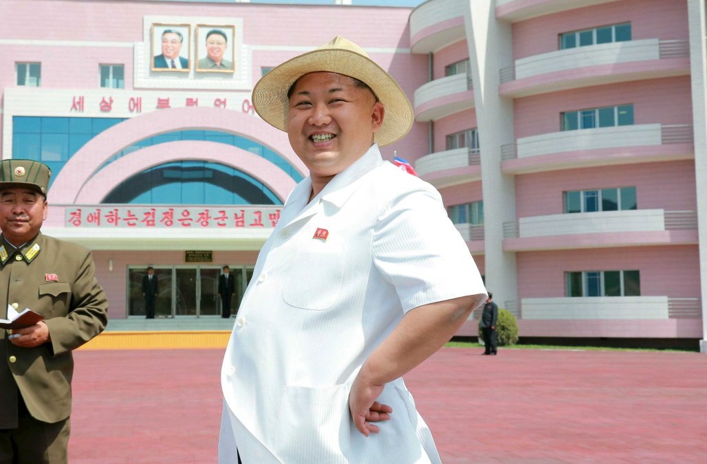 norcoreano's tweet photo. El de la foto es Jong-un. Con 28 años se convirtió en el jefe de Estado más joven del mundo, con 30 sacó el 103% de los votos y con 34 fabricó su propia bomba de hidrógeno. Pero los medios digitales de su país no hablarán de él porque no es futbolista y porque están prohibidos. https://t.co/6pwzqwGWYE