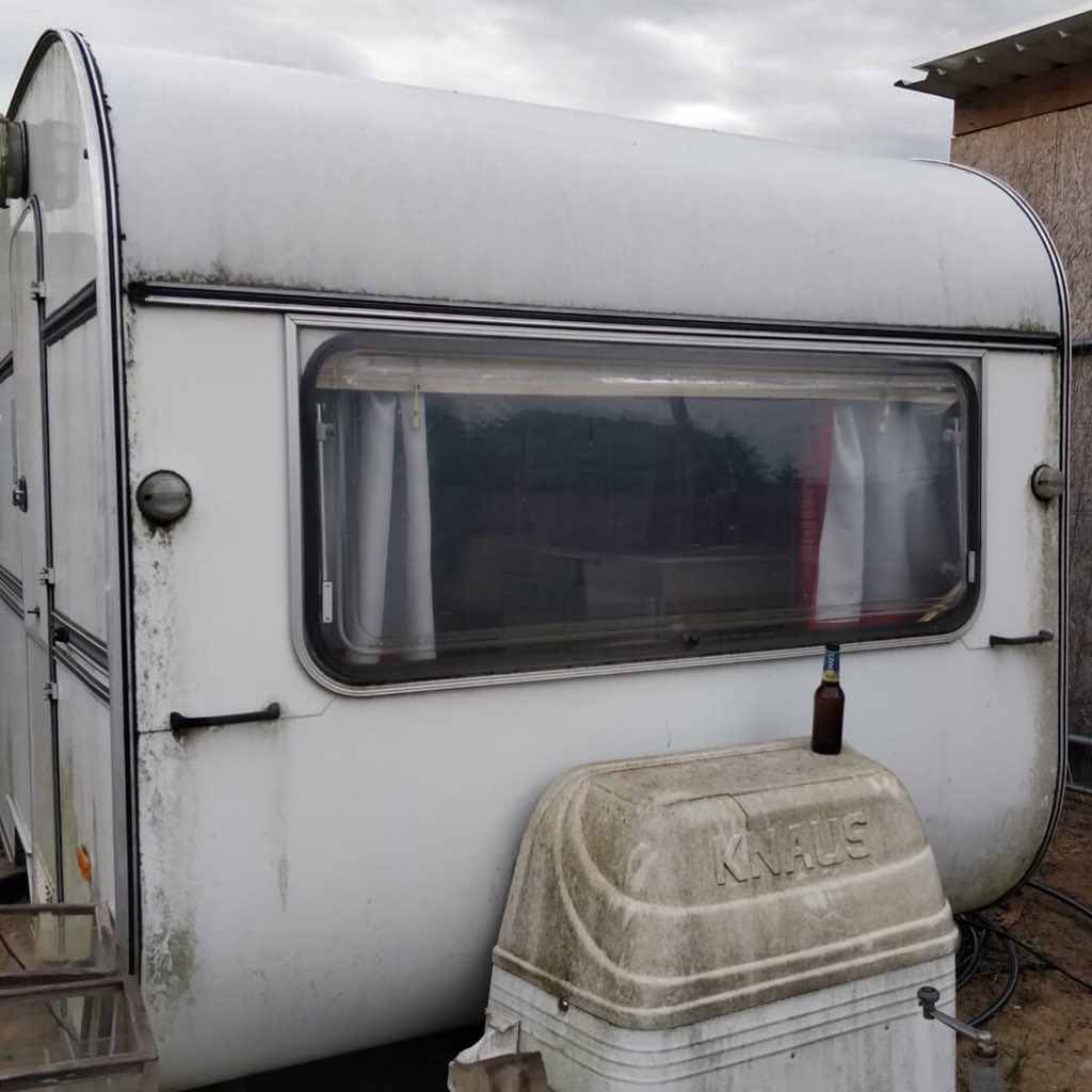 3920_lommel's tweet photo. Binnenkort komt @3920_lommel tot bij jou. Onze zo goed als nieuw gepoetste caravan krijgt nog ons eigenste kleurtje, vind ons en kom gerust met ons babbelen! Tot snel! #lommelmakers #Lommel https://t.co/FzTcf9NBNz