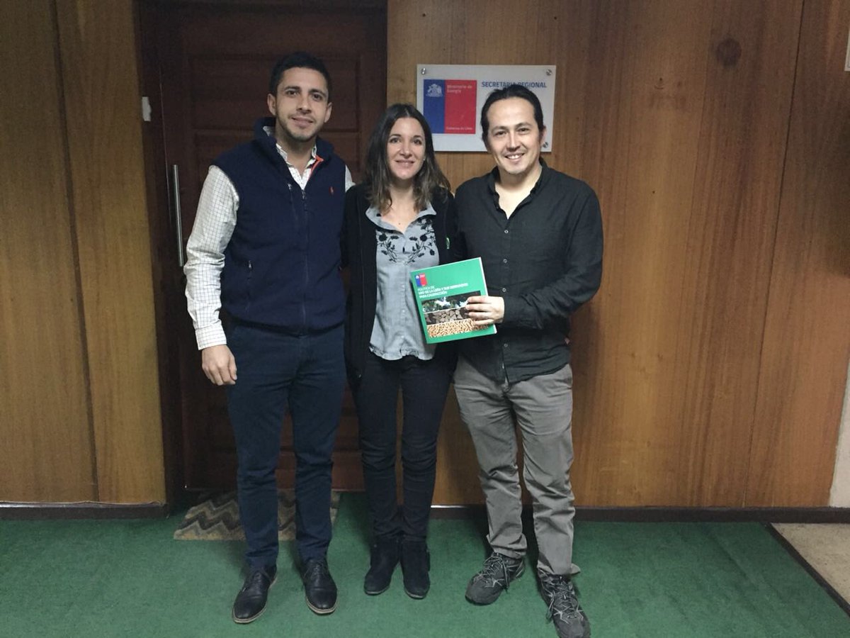 Gerenta de sede #LosRíos de <a href="/INFOR_Minagri/">Instituto Forestal</a> Alejandra Schueftan junto al investigador René Reyes se reunieron con seremi <a href="/EnergiaLosRios/">Energía Los Ríos</a> <a href="/fporflitt161/">Felipe Porflit</a> para hablar y coordinar acciones conjuntas en eficiencia y certificación energética y regulación de la leña #ChileLohacemosTodos