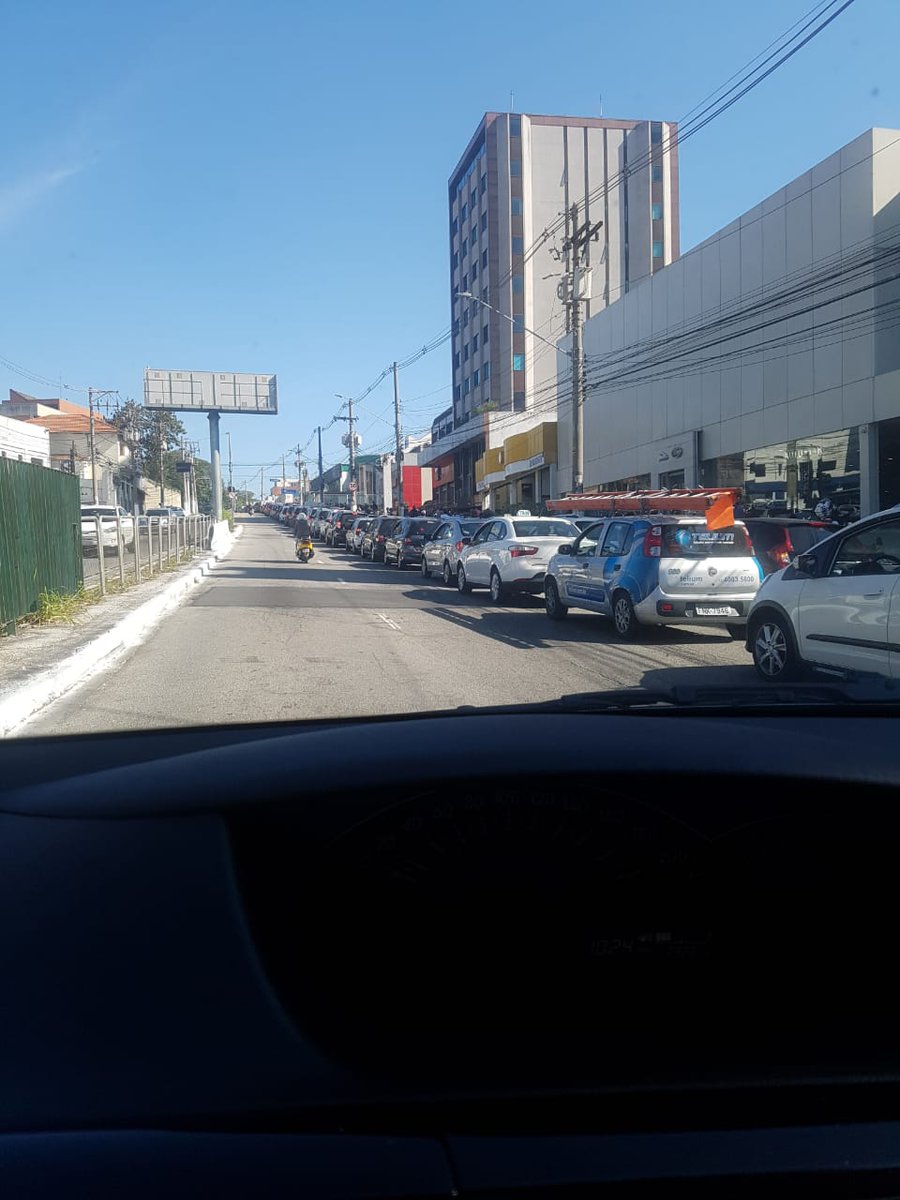 RBandeirantes's tweet photo. Fila de carros para abastecer no posto da Ponte Cidade Jardim. #PostoComCombustivel https://t.co/35eJ4fkSI6