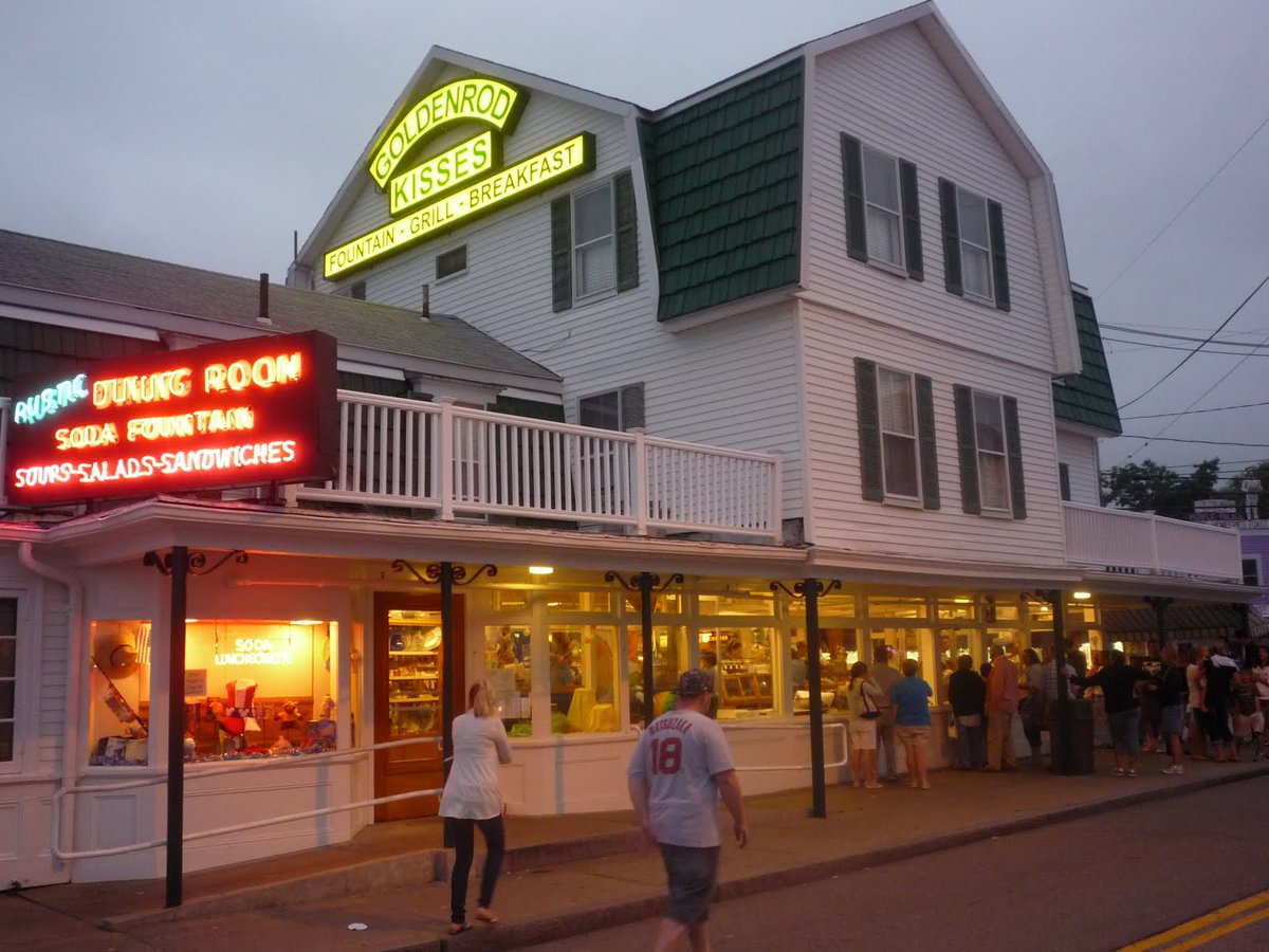 NewEnglandInfo's tweet photo. Has anyone been to The Goldenrod in York Beach, Maine? Famous for its salt water taffy, The Goldenrod is like a rite of passage into a New England summer! Read the full story at https://t.co/a2cfq3HXBB #TheGoldenrod #YorkBeach #NewEngland @visitmaine https://t.co/gOCfNPdEJO