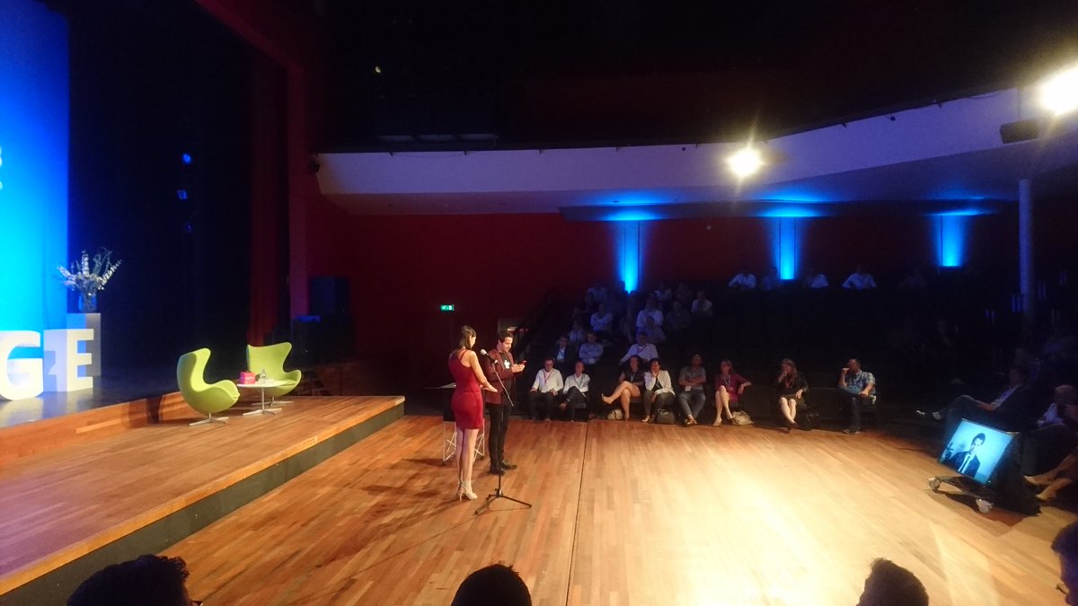 Illusionist Victor Mids in actie tijdens #EngageOTR. <a href="/victormids/">Victor Mids</a> <a href="/VerintNL/">Verint Benelux</a>