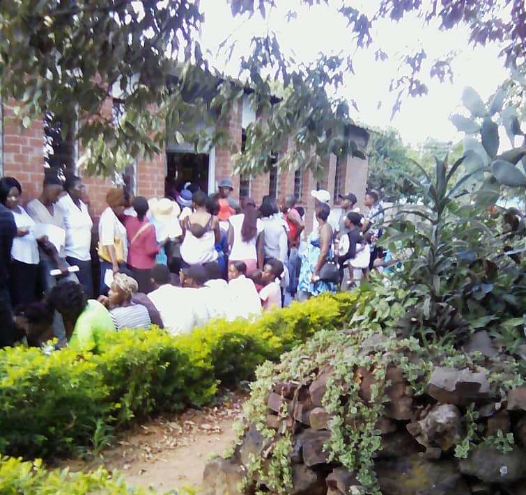 ZESN1's tweet photo. As the inspection of the voters' roll comes to an end, there are queues at a number of polling stations of people wanting to register especially in Harare #BVRZW @RindaiVava @ellendingani @kubatana @ZECzim https://t.co/OkWbYyZZpp