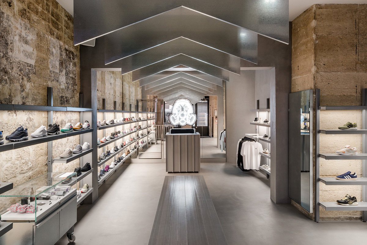 Studio_Lucy's tweet photo. Awesome new #Paris Store for @Footpatrol_ldn designed by #counterfeitstudio
Seen in @HYPEBEAST https://t.co/J8WDhH0onD #interiordesign #Retail #RetailGlobal https://t.co/H89Zt97Im9