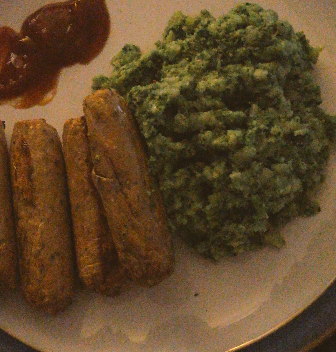 laura_hudson1's tweet photo. Who knew (a) Broccoli 🥦 mash was a thing and (b) was tasty?! #greenmush #quornsausages #4WeekBodyBlitz https://t.co/RDDW9ZhUnh