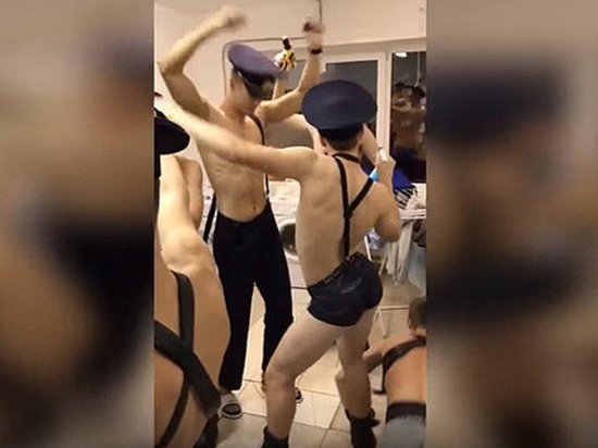 Танцующие курсанты ульяновского летного училища. Satisfaction ульяновские курсанты. Satisfaction challenge ульяновские курсанты. Курсанты летного училища танцуют. Танцующие курсанты ульяновского летного училища.