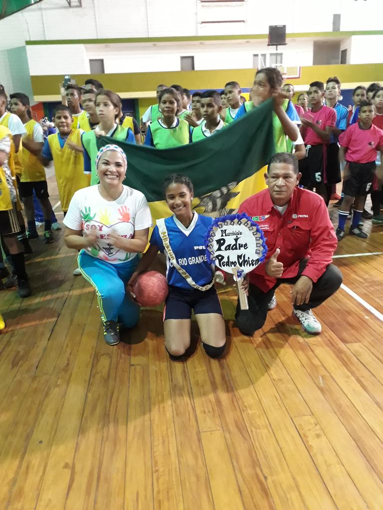 sheisaav27's tweet photo. 📢Desde el Gimnasio Cubierto "Boris Planchart", municipio Heres Edo. Bolívar👉 se inauguraron los Juegos Deportivos Estudiantiles 2018 Fase Estadal ⚽🏀🏃#ElDialogoEsConTodos @JauaMiranda @NicolasMaduro @eugeniapinero @RosangelaOrozco @MPPEDUCACION @Sorayaachkar @SaIaBolivar https://t.co/lCxGjZbiGt
