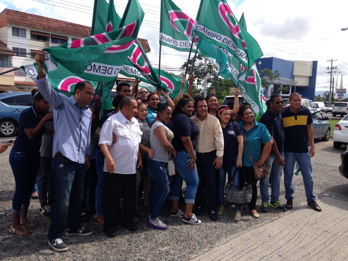 edwinz2014's tweet photo. Hoy se da un nuevo paso al hacer formalmente la candidatura de Romulo Roux para Presidente de la Republica  #SecretariaDeLaMujer #CambioDemocratico #SeParteDelCambio #romulorouxpresidente https://t.co/zNUWqh2Huf