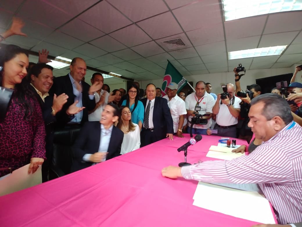 edwinz2014's tweet photo. Hoy se da un nuevo paso al hacer formalmente la candidatura de Romulo Roux para Presidente de la Republica  #SecretariaDeLaMujer #CambioDemocratico #SeParteDelCambio #romulorouxpresidente https://t.co/zNUWqh2Huf