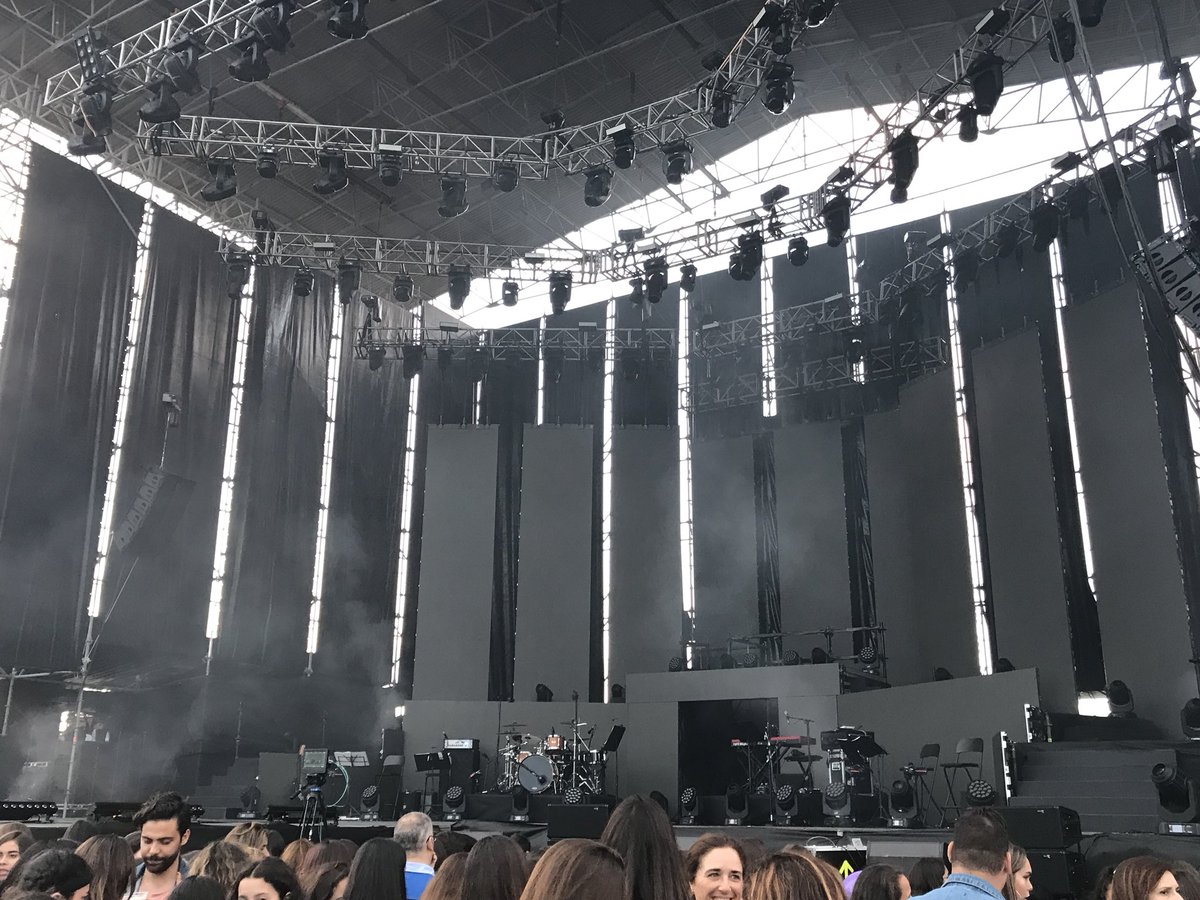 GCArenaOficial's tweet photo. Todo listo para que comience el #ConciertOT👏🏼
Tensión en el ambiente, el público está deseando ver a sus ídolos sobre el escenario🎉🎶 https://t.co/dzKcuoQZKo