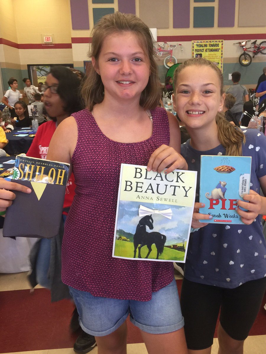 shelly_veron's tweet photo. #bookprom2018 was a success! #studentdriven #dontjudgeabookbyitscover @MsBognich_LSE @ELARHumble https://t.co/606APzRH02