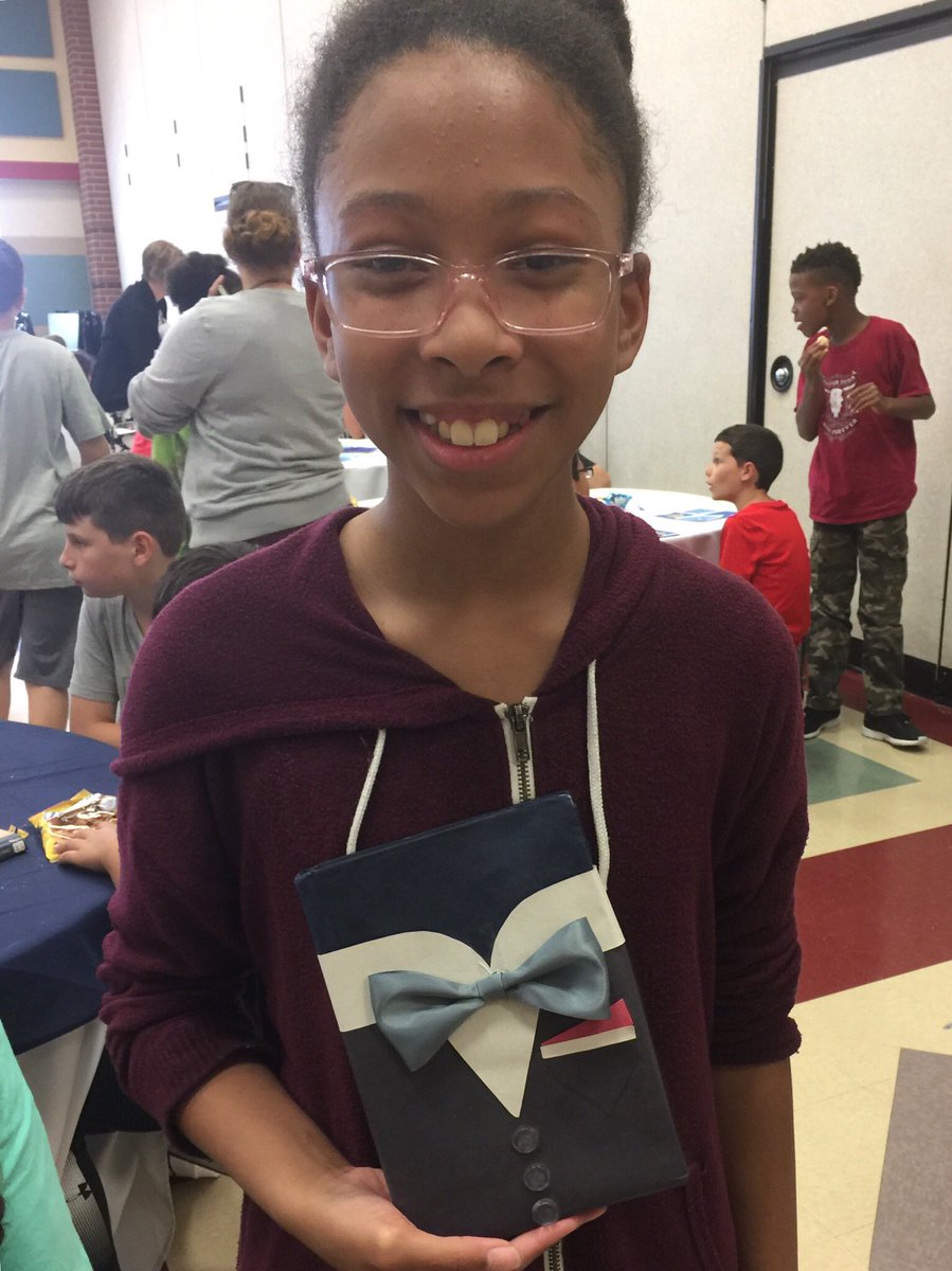shelly_veron's tweet photo. #bookprom2018 was a success! #studentdriven #dontjudgeabookbyitscover @MsBognich_LSE @ELARHumble https://t.co/606APzRH02