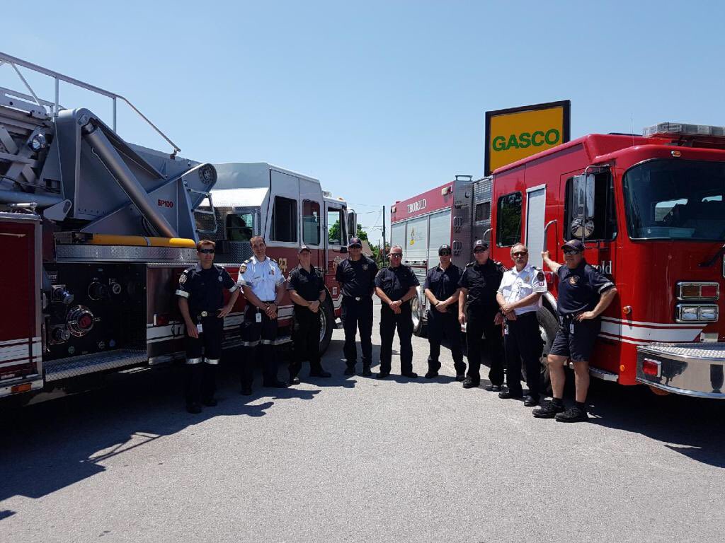ThoroldFire's tweet photo. @SC_FireServices @ThoroldFire out together for TEST IT TUESDAY! Working smoke alarms save lives https://t.co/TswxqWrRha