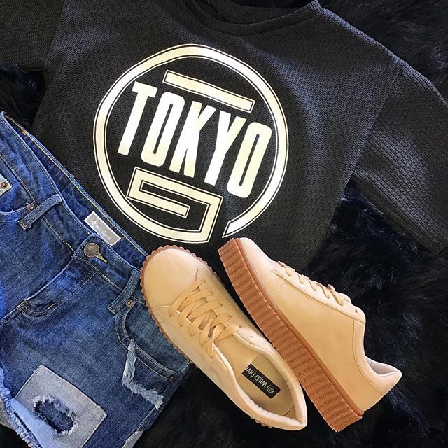 RunwayTacoma's tweet photo. Loving this outfit combo!🖤 Short sleeve Shirt: small $6, denim shorts: 7 $6, shoes: 71/2 $12

#253 #uniquecombo #platformsneakers #patcheddenim #runwayfashionexchange #slay #workit https://t.co/2yjthi0XCO https://t.co/b37TVh0JPx