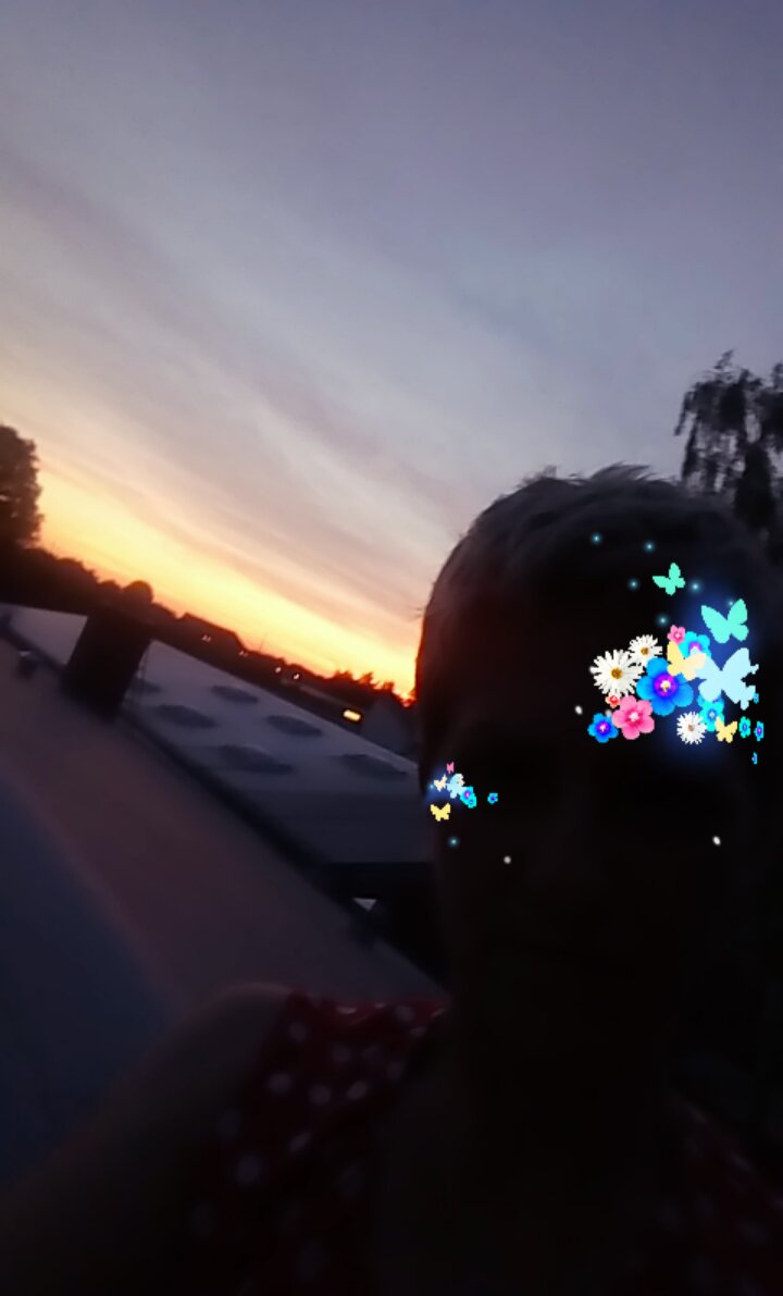 MerdanaP's tweet image. 10 Uhr, Dachboden, Sonnenuntergang , schöness Wetter  das kann auch nicht jeder erleben... In Bosnien wie ich das kenne ist schon lange, lange dunkel , trotzdem würde ich sehr gerne Zuhause sein 💖💖💖💖💖💖