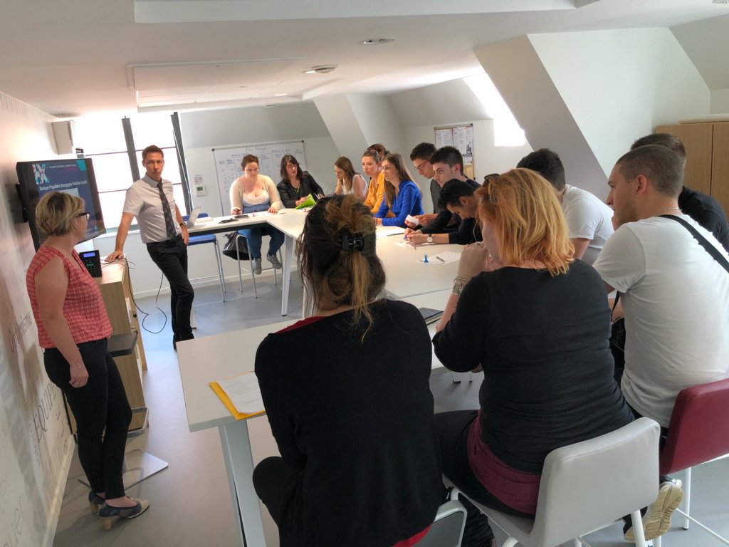 ECDE_FC's tweet photo. Immersion au cœur d’une E-Nov’Agence @BanquePopulaire pour les BAC+3 !
Découverte de l’environnement, présentation et focus sur le rôle de la banque au service des #entreprises dans ce concept #innovant. https://t.co/e8gLG2ACQK