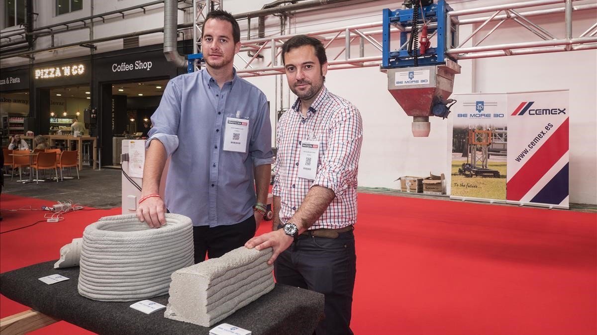Los valencianos <a href="/bemore3d/">Be More 3D</a> han creado la primera impresora en tres dimensiones con la que se puede construir una casa ow.ly/uGqy30kc8XR #3dprinting