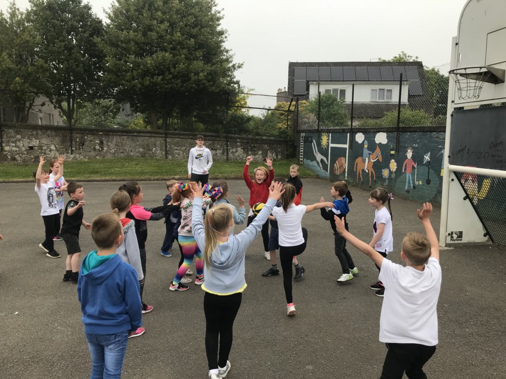 itsMissRaitt's tweet photo. Thank you to Euan who coached us in basketball today. We had an excellent time and developed lots of important skills. 🏀 #healthweek https://t.co/78fBjQTpOl