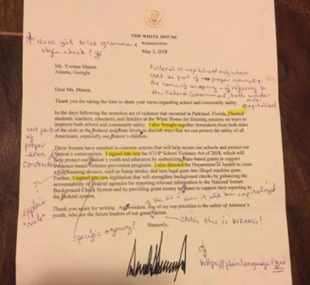 Conozca cartas de <a href="/WhiteHouse/">The White House</a> con la firma de <a href="/realDonaldTrump/">Donald J. Trump</a> que circula en las #RedesSociales. Al parecer profesores las publicaron y se rivalizan de forma individual. Sugieren un #EditorDeEstilo por las faltas que son indicadas. Revisar contenido <a href="/StateDept/">Department of State</a> <a href="/EmbajadaUSAenRD/">EmbajadaUSAenRD</a>
