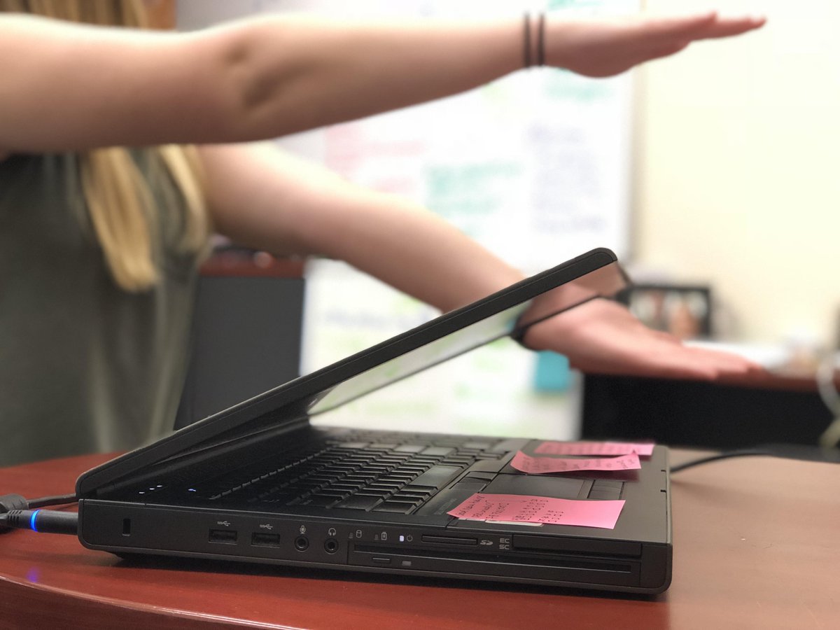 UFDistanceLearn's tweet photo. Chomps in the office. 

#ispyachomp https://t.co/yRTOLZJefT