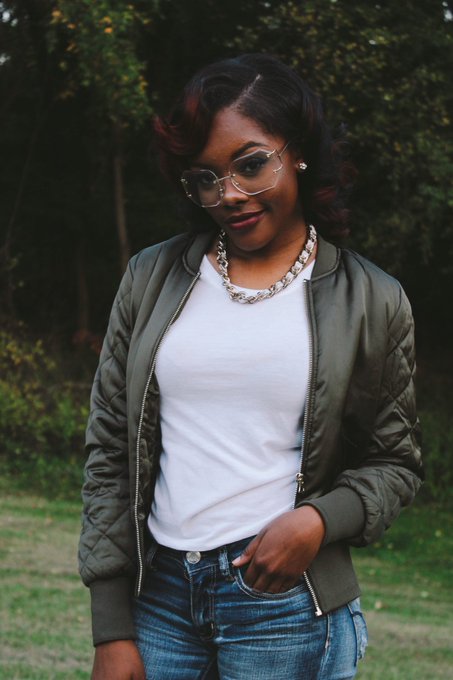 Watch Mom's leaked NSFW photo on TwXstars